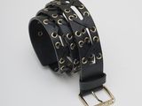 une ceinture en cuir noir avec des boucles dorées sur fond blanc