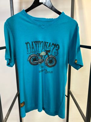 La chemise bleue est suspendue à un porte-vêtements dans la pièce.