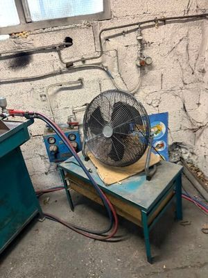 un ventilateur posé sur une table dans une pièce