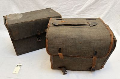 deux bagages posés sur une table