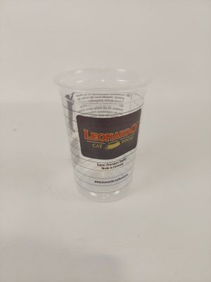 un gobelet en plastique portant une étiquette, posé sur une table