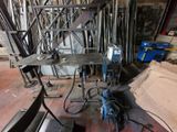 une machine placée au milieu d'une pièce