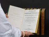 une personne tenant un livre ouvert à la main