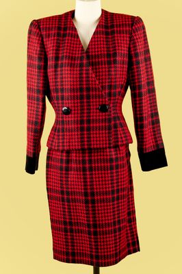 un gros plan d'une robe à carreaux rouges et noirs sur un mannequin