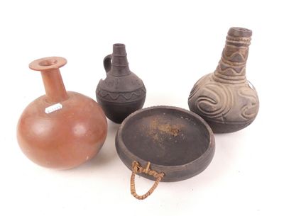 trois vases sont posés les uns à côté des autres sur une surface blanche