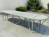 une table posée directement sur le sol en béton