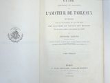 un livre ouvert sur une table blanche, avec une photo en noir et blanc