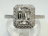 gros plan d'une bague en diamant sur une surface claire