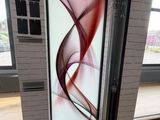 un grand tableau rouge et blanc accroché au mur