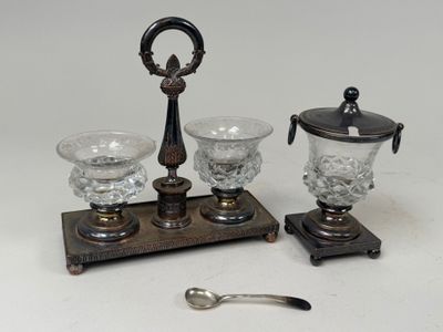 un service à thé en argent et en verre, avec une cuillère et un repose-cuillère