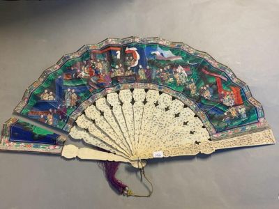 un ventilateur posé sur une table