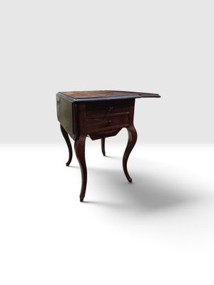 l'image d'une petite table avec un tiroir
