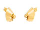 paire de boucles d'oreilles plaquées or sur fond blanc, avec des découpes