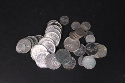 une pile de pièces d'argent sur une surface noire
