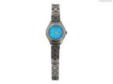 une image représentant une montre-bracelet au cadran bleu sur fond blanc