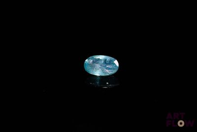 gros plan d'un diamant bleu sur une surface noire