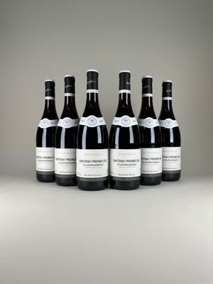 six bouteilles de vin sont alignées sur une table