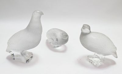 trois figurines d'oiseaux assis l'un sur l'autre