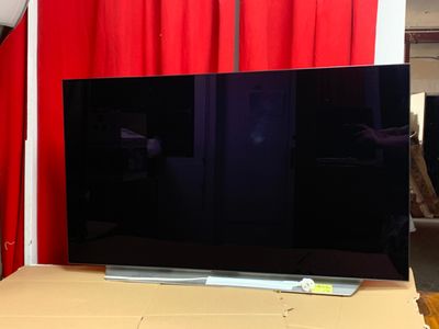 une télévision à écran plat posée sur une table en bois
