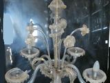 un lustre en verre exposé dans une vitrine
