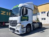 un camion blanc garé devant un bâtiment