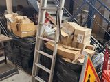 une pile de cartons et une échelle dans un entrepôt