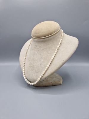 gros plan d'un collier sur un mannequin posé sur une table