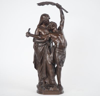 une statue en bronze représentant un homme et une femme tenant un oiseau