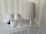 une table sur laquelle se trouvent une lampe et un abat-jour