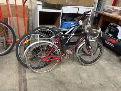 deux vélos garés l'un à côté de l'autre dans un garage