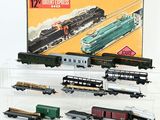 une boîte de petits trains posée sur une surface blanche