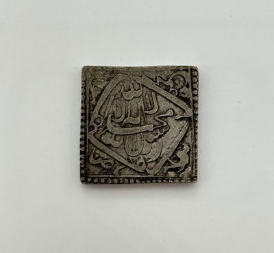 gros plan d'un objet métallique sur une surface blanche