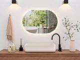 une salle de bains avec un lavabo et un miroir au mur
