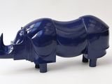 une figurine de rhinocéros bleu sur fond blanc