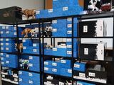 beaucoup de cartons empilés sur une étagère