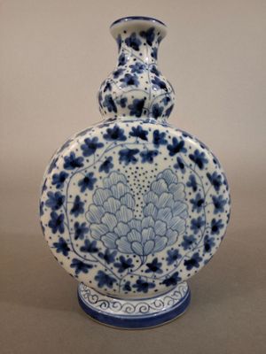 Chine, Vase gourde en porcelaine à décor émaillé en camaïeu …