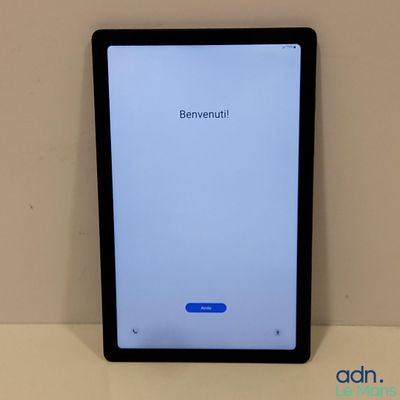 un gros plan d'une tablette avec un message à l'écran