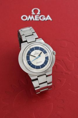une image représentant une montre posée sur un coffret rouge orné d'un logo