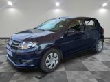 la photo d'une voiture bleue garée dans un garage
