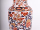 un grand vase orné d'un motif floral