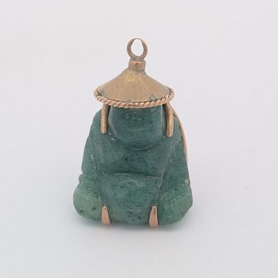 une petite statue représentant une grenouille coiffée d'un chapeau