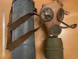 un masque à gaz et un bidon d'essence posés sur une table
