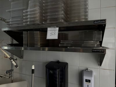 une cuisine avec beaucoup de vaisselle sur les étagères