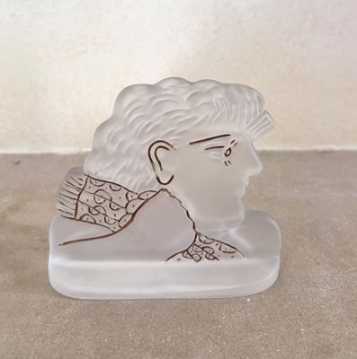 une figurine en verre représentant un homme aux cheveux abondants