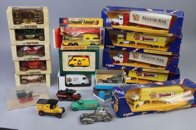 de nombreux modèles différents de petites voitures et de camions exposés