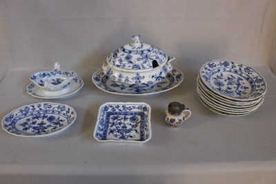 beaucoup d'assiettes et de bols bleus et blancs sur une table