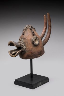 gros plan d'une sculpture d'une tête sur un socle