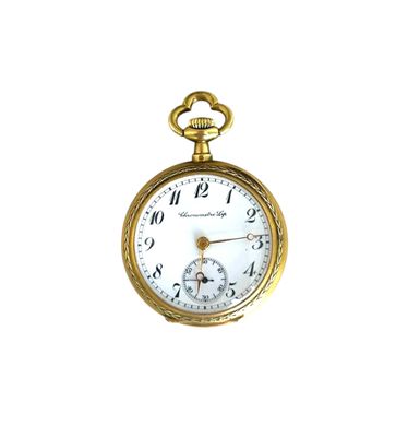gros plan d'une montre de poche sur fond blanc