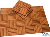 un gros plan sur une pile de tuiles en bois sur fond blanc