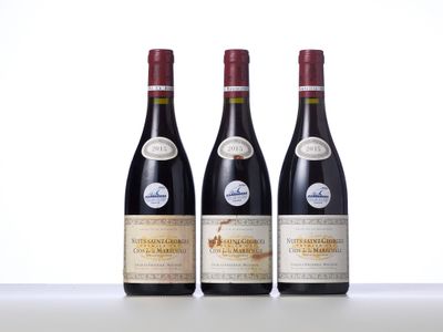 trois bouteilles de vin sont alignées sur une table